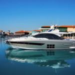 Luksusowy jacht w porcie.